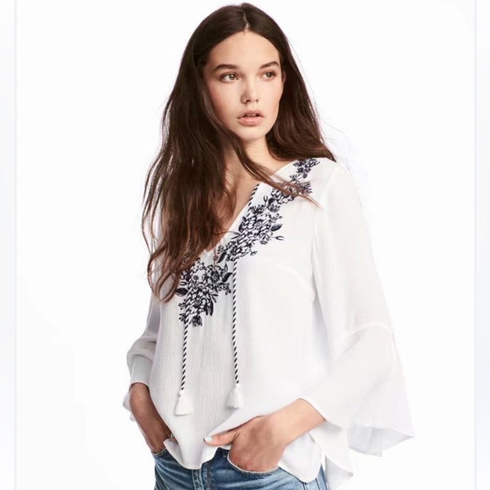 3/$25✨ Boho Embroidered White Blouse – Flowy Bell Sleeves H&M